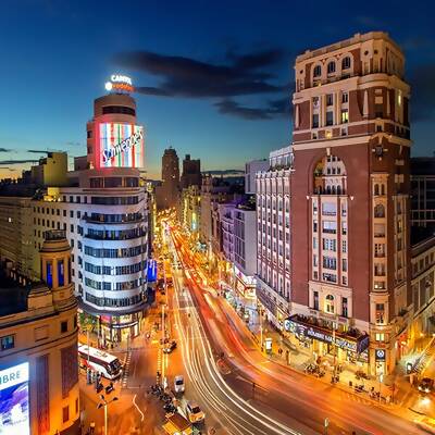 Die Plaza del Callao in Madrid befindet sich im mittleren Teil der Gran Vía und wurde zwischen 1910 und den 1940er Jahren bebaut - Spanien