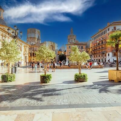 Der Virgen Platz im Zentrum von Valencia mit der Kathedrale im Hintergrund - Spanien 