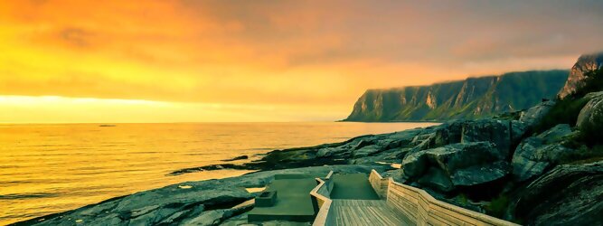 Ferienhaus Norwegen – Schwindelfrei auf Preikestolen – die spektakuläre Felskanzel erhebt sich als steile Plateauklippe über dem Lysefjord. Die Aussicht über den Fjord ist atemberaubend, schwindelfrei sein ist Voraussetzung. Es lohnt sich auf jeden Fall, schon mitten in der Nacht aufzustehen, um den magischen Moment des überwältigend schönen Sonnenaufgangs mitzuerleben, grandios wie sich die ersten Sonnenstrahlen in den steilen Felswänden verfangen und die Bergmauern zum Leuchten bringen. Dieser Augenblick inspiriert zur Demut und Dankbarkeit. Die beliebtesten Orte für Ferien in Norwegen, locken mit besten Angebote für Hotels und Ferienunterkünfte mit Werbeaktionen, Rabatten, Sonderangebote für Norwegen Urlaub buchen.